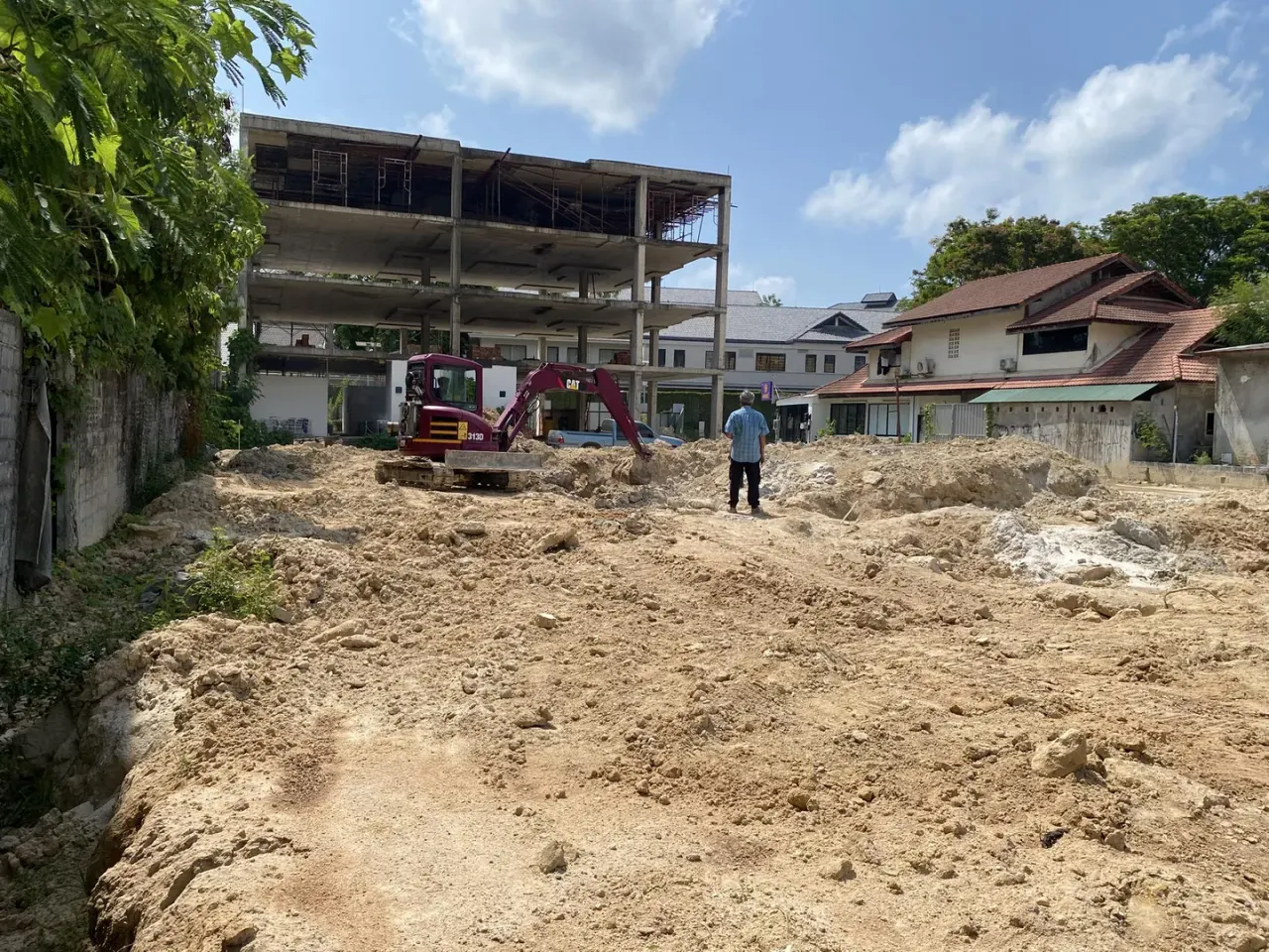 Overview of the Chaweng construction site with excavator in operation