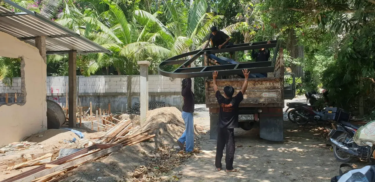 Unloading steel arch elements next to the building site in Chaweng
