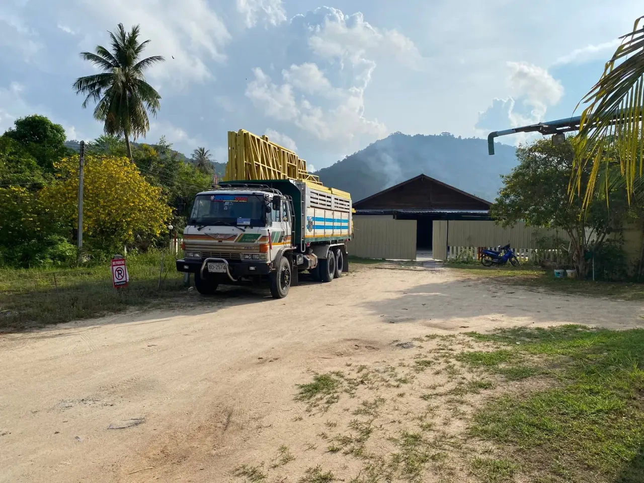 10-wheel Hino Super FM18 loaded with steel and ready for departure to Chong Mon