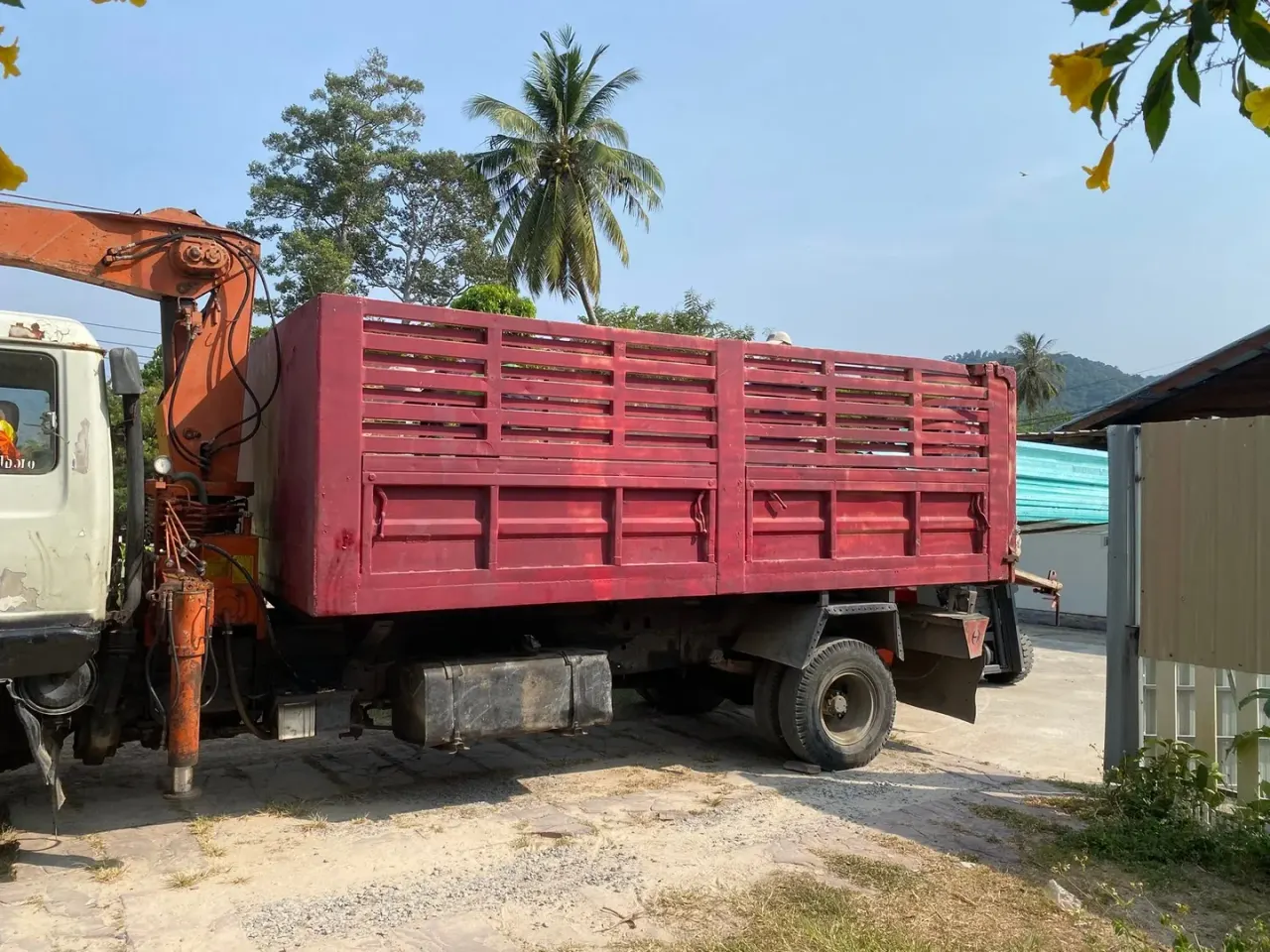 6-wheel Hino Ranger 4D waiting at the warehouse for the next load