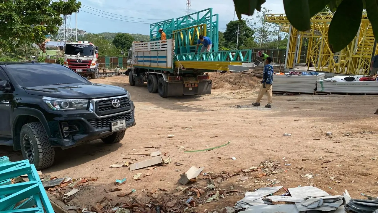 Unloading steel materials from the truck at the Chong Mon construction site