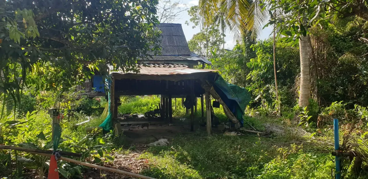 Old stilt house in Lipa Noi before demolition work began