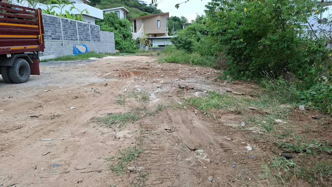 Участок после уборки: мусор вывезен, поверхность выровнена